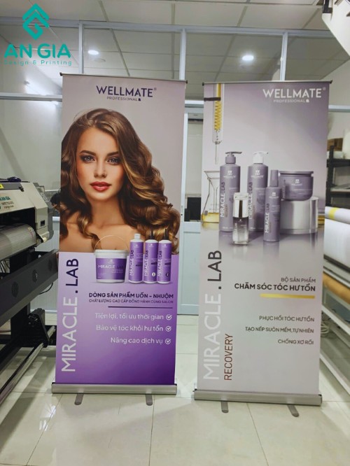 Standee cuốn loại cao 80x200cm, tối đa hóa không gian truyền tải thông điệp.